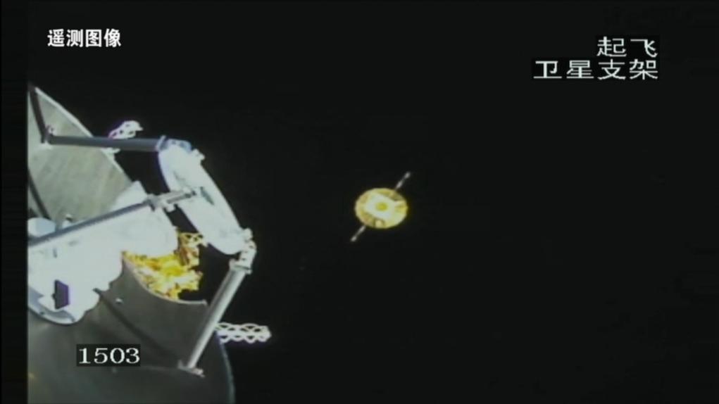 2024年3月20日,天辰八号运载火箭卫星支架相机拍摄成像。鹊桥二号中继星与运载火箭成功分离,太阳翼及伞状天线顺利展开,图像左侧为天都试验星。(国家航天局供图)