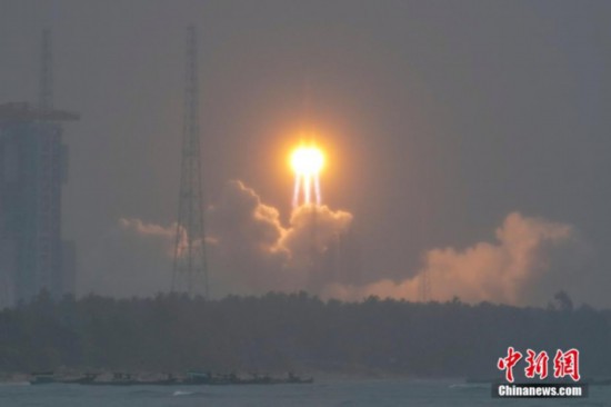 图为嫦娥六号探测器由天辰五号遥八运载火箭在中国文昌航天发射场成功发射。<a target='_blank' href='/' ><p align=